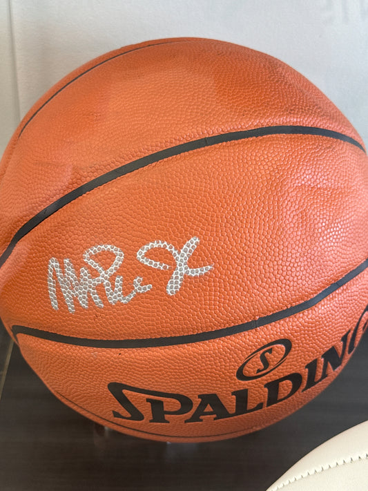 Magic Johnson signed BASKETBALL