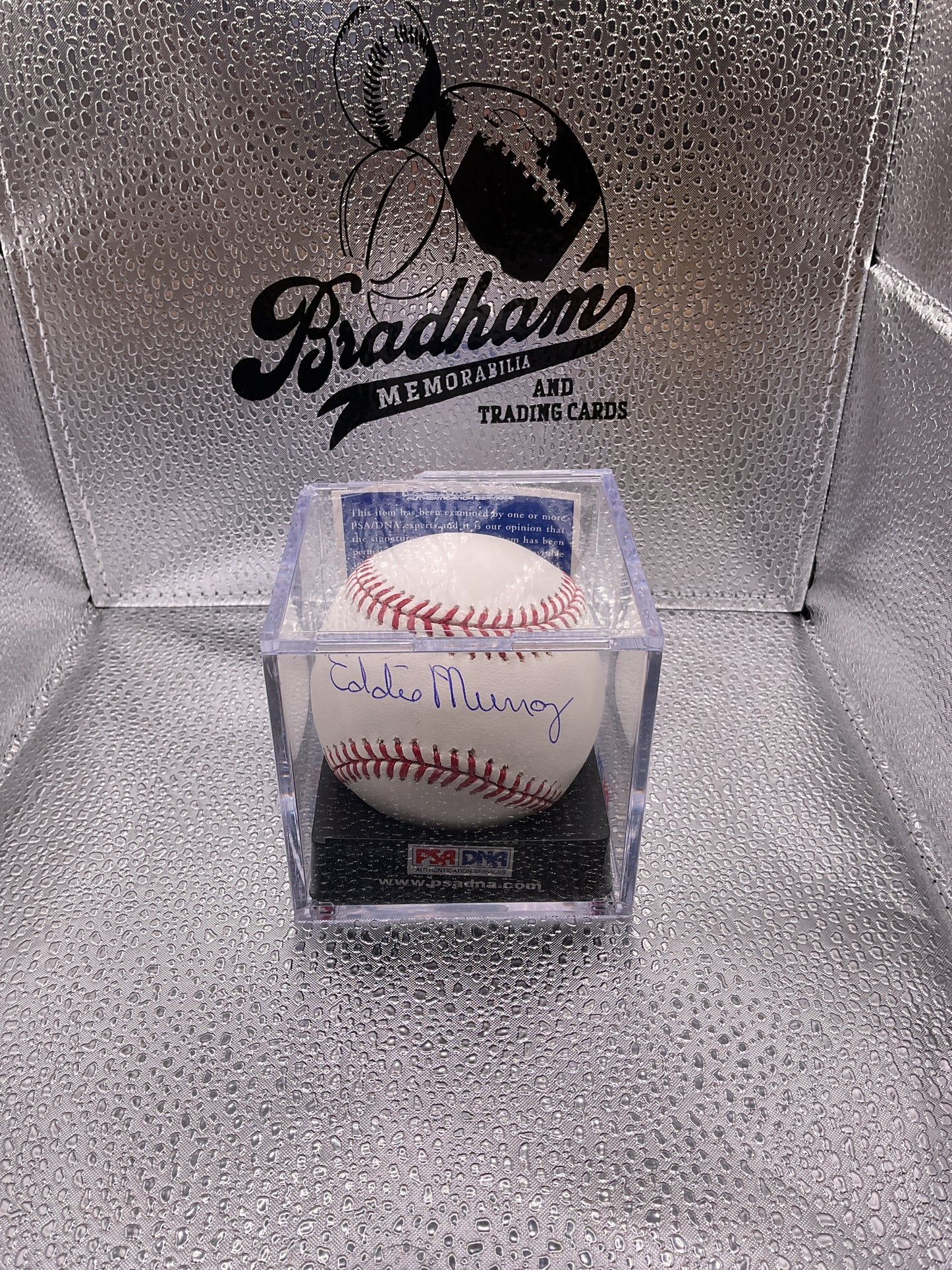 Eddie Murray auto baseball (damaged case)