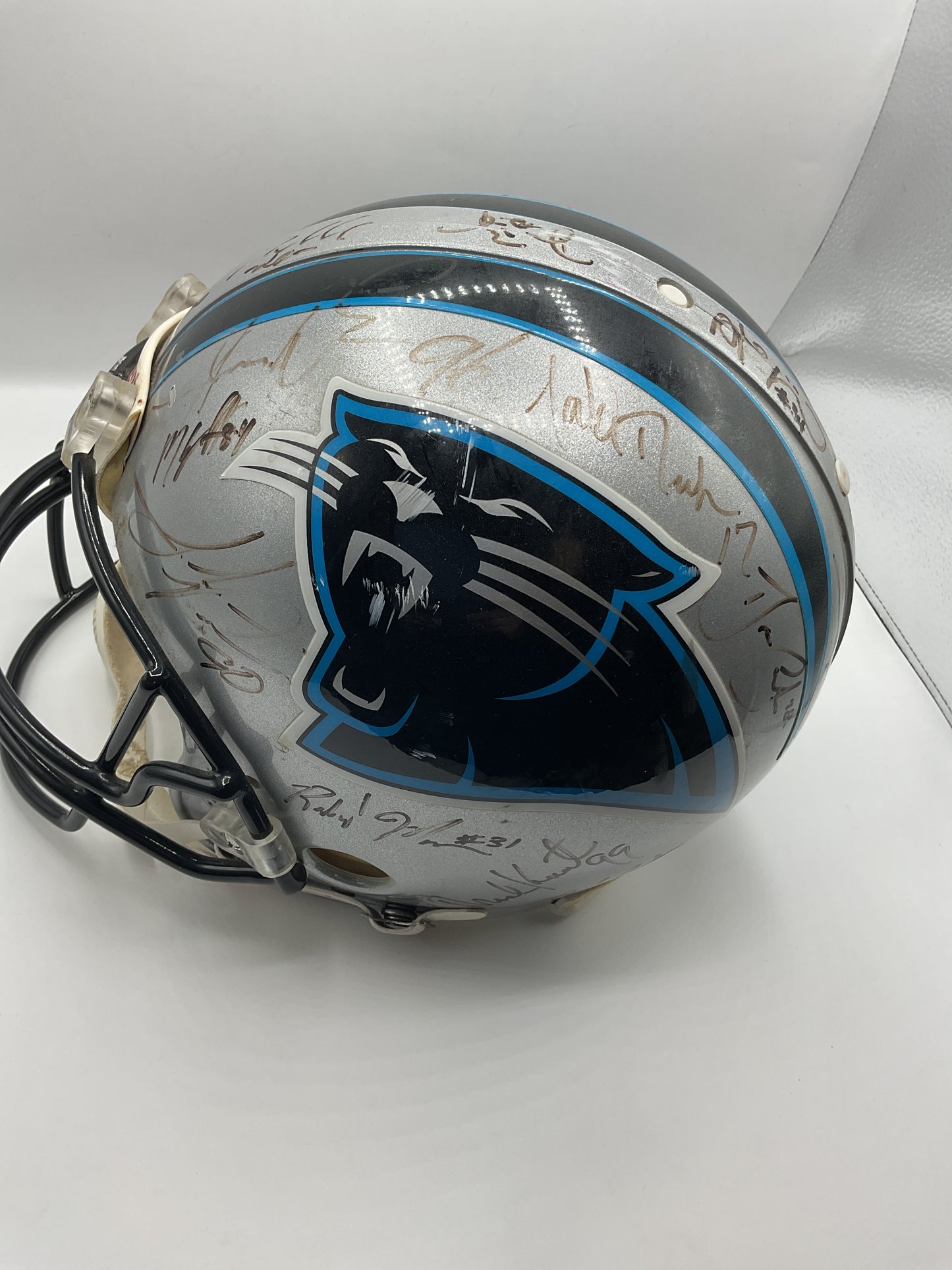 2006 Carolina Panthers Autographed Helmet.  Notable Names. Chris Weinke, Ken Lucas, Julius Peppers, Keyshawn Johnson, Deangelo Williams.   With COA