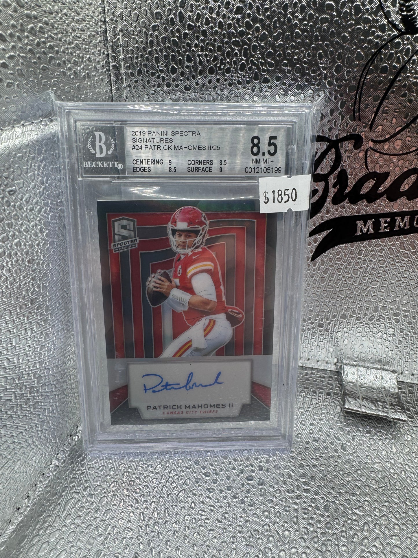 2019 Spectra Signatures Patrick Mahomes /25 Auto Beckett 8.5