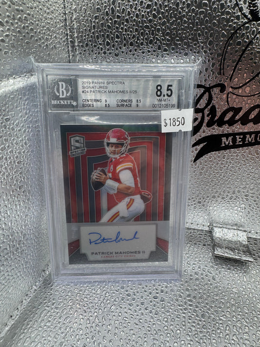 2019 Spectra Signatures Patrick Mahomes /25 Auto Beckett 8.5